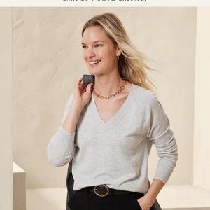 3 NEVER WORN Banana Republic Soft Yarn V-necks in oatmeal! New without Tags!